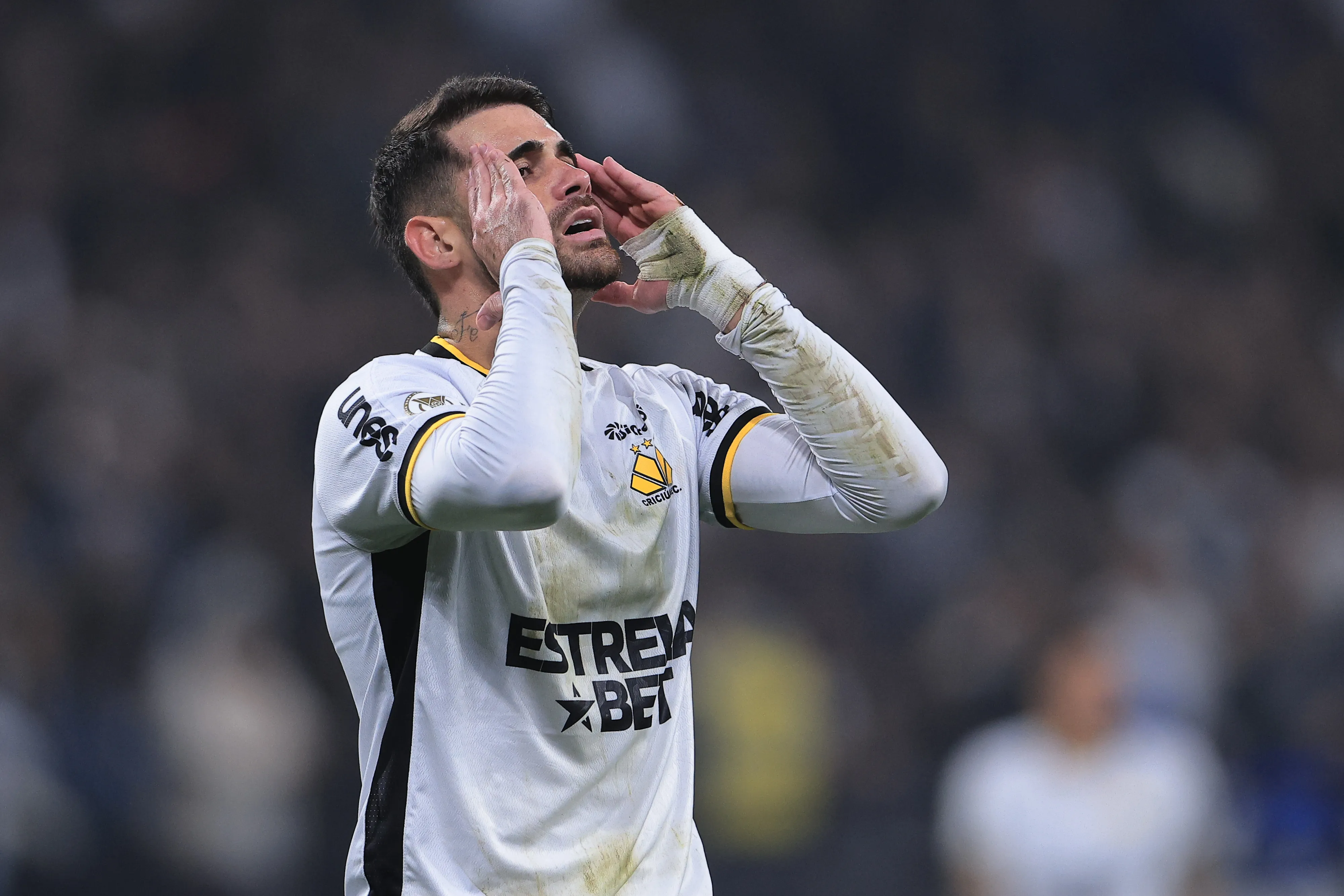 Vizeu ex-jogador do Criciuma lamenta durante partida contra o Corinthians no estadio Arena Corinthians pelo campeonato Brasileiro A 2024. Foto: Ettore Chiereguini/AGIF
