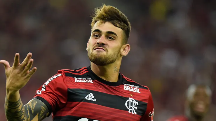 - Felipe Vizeu ex-jogador do Flamengo comemora seu gol durante partida contra o Paraná