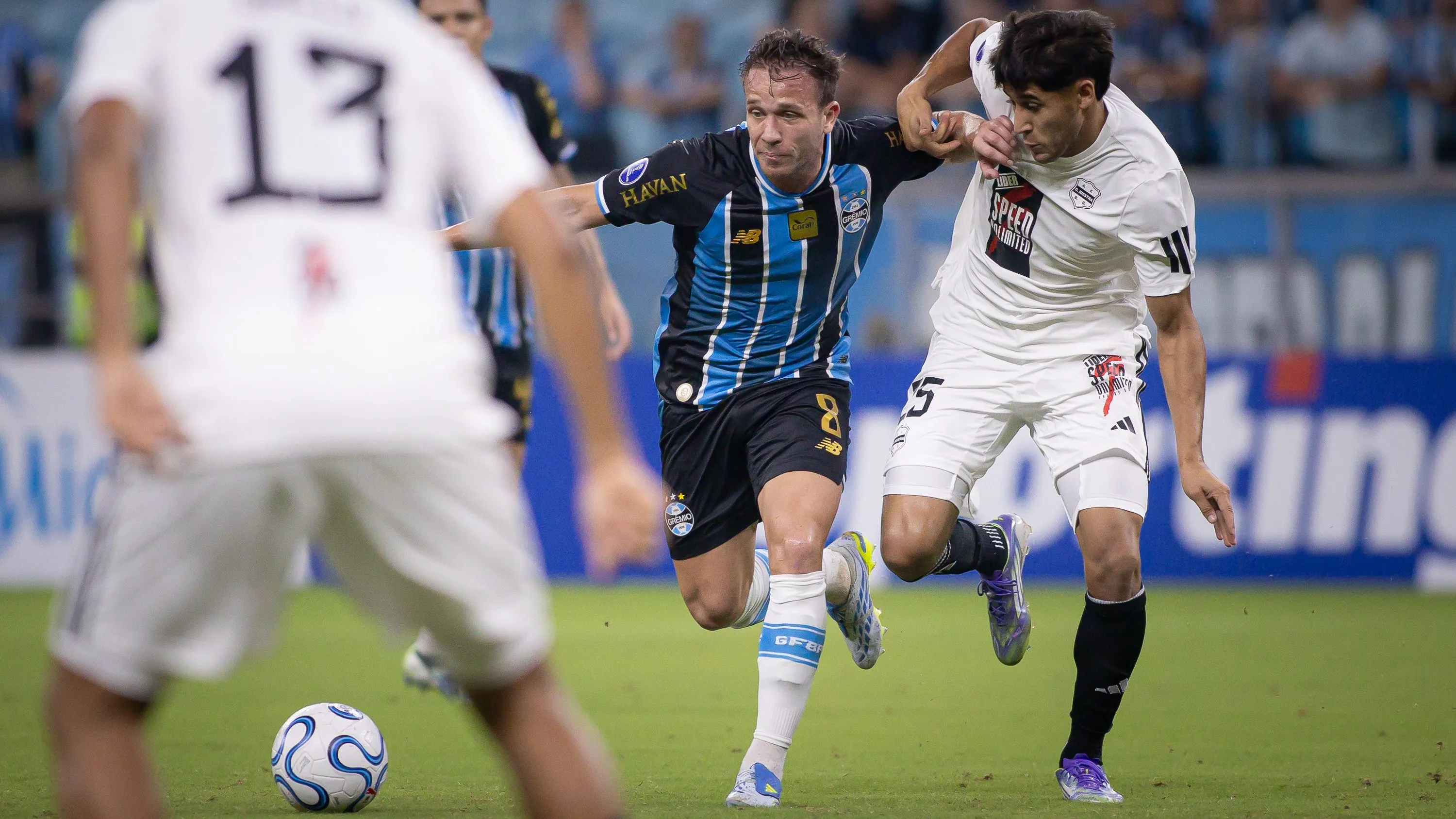 Arthur jogador do Gremio durante partida contra o Deportivo Riestra no estadio Arena do Gremio pelo campeonato Copa Sul-Americana 2026. Foto: Maxi Franzoi/AGIF