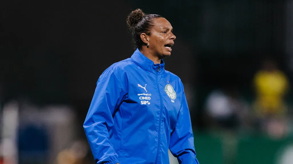 Treinadora Rosana Augusto, do Palmeiras, em clássico contra o Santos pelo Brasileirão Feminino