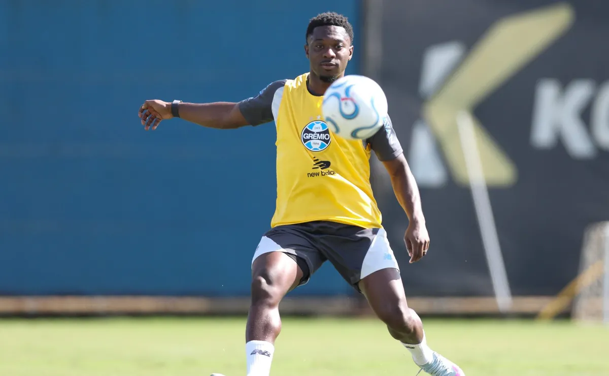 Amuzu volta a treinar e pode reforçar o Grêmio em jogo decisivo contra o Deportivo Riestra