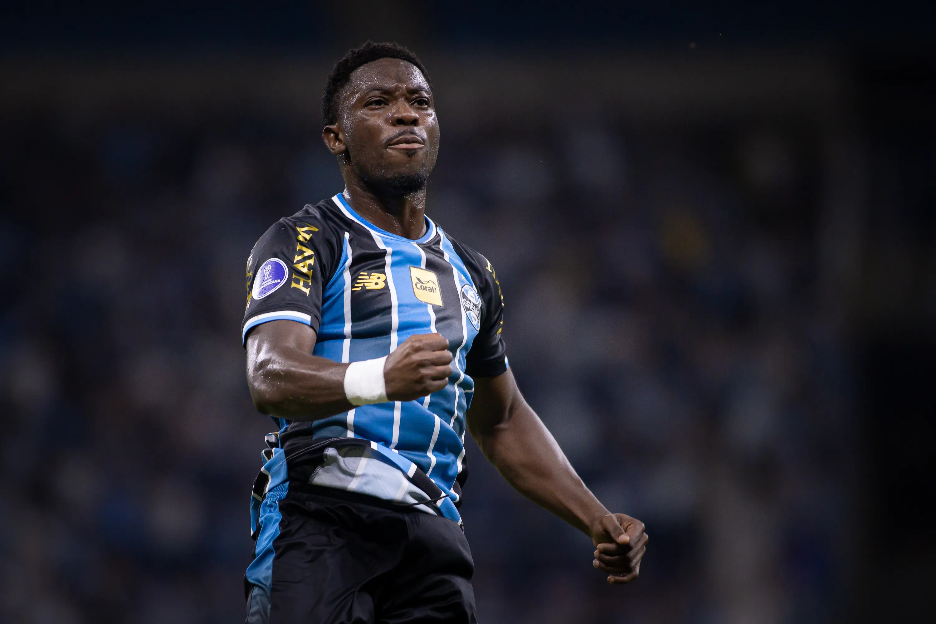 Vice-artilheiro na temporada, Amuzu retorna a equipe contra o Deportivo Riestra – Foto: Maxi Franzoi/AGIF