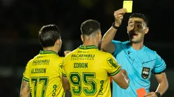 Árbitro voltou atrás e aplicou o amarelo.