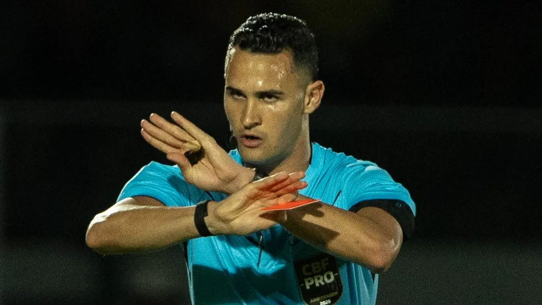 Árbitro foi muito criticado pelo Corinthians - Foto: Joisel Amaral/AGIF.