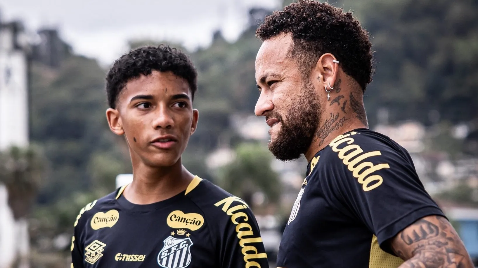 Robinho Jr. e Neymar - Foto: Raul Baretta/Santos FC.