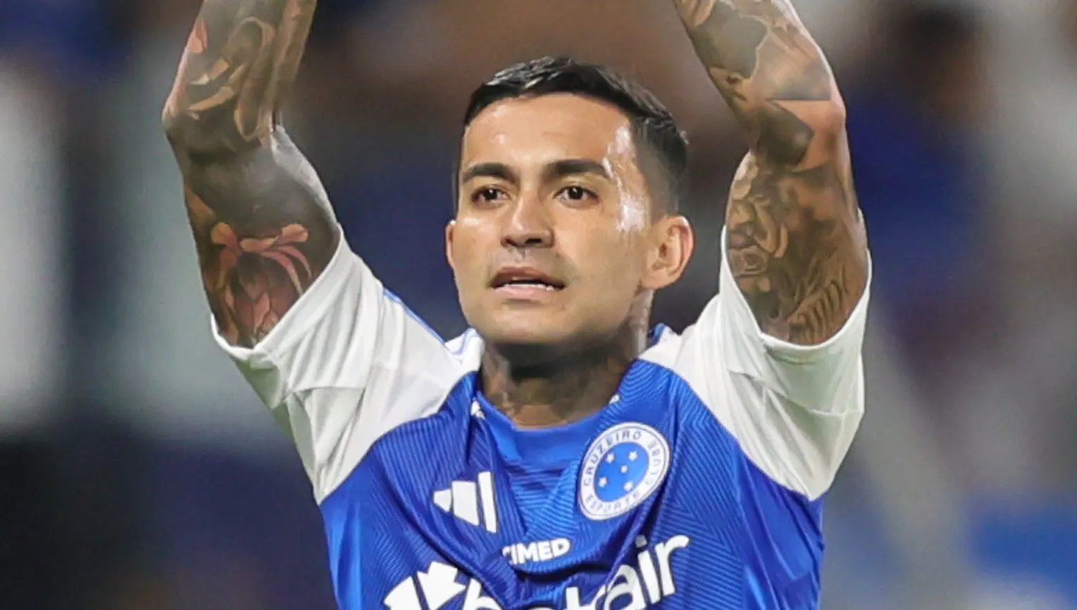 Dudu jogador do Cruzeiro comemora seu gol durante partida contra o Mirassol no estadio Mineirao pelo campeonato Brasileiro A 2025. Foto: Gilson Lobo/AGIF