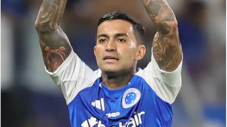 Dudu jogador do Cruzeiro comemora seu gol durante partida contra o Mirassol no estadio Mineirao pelo campeonato Brasileiro A 2025. Foto: Gilson Lobo/AGIF
