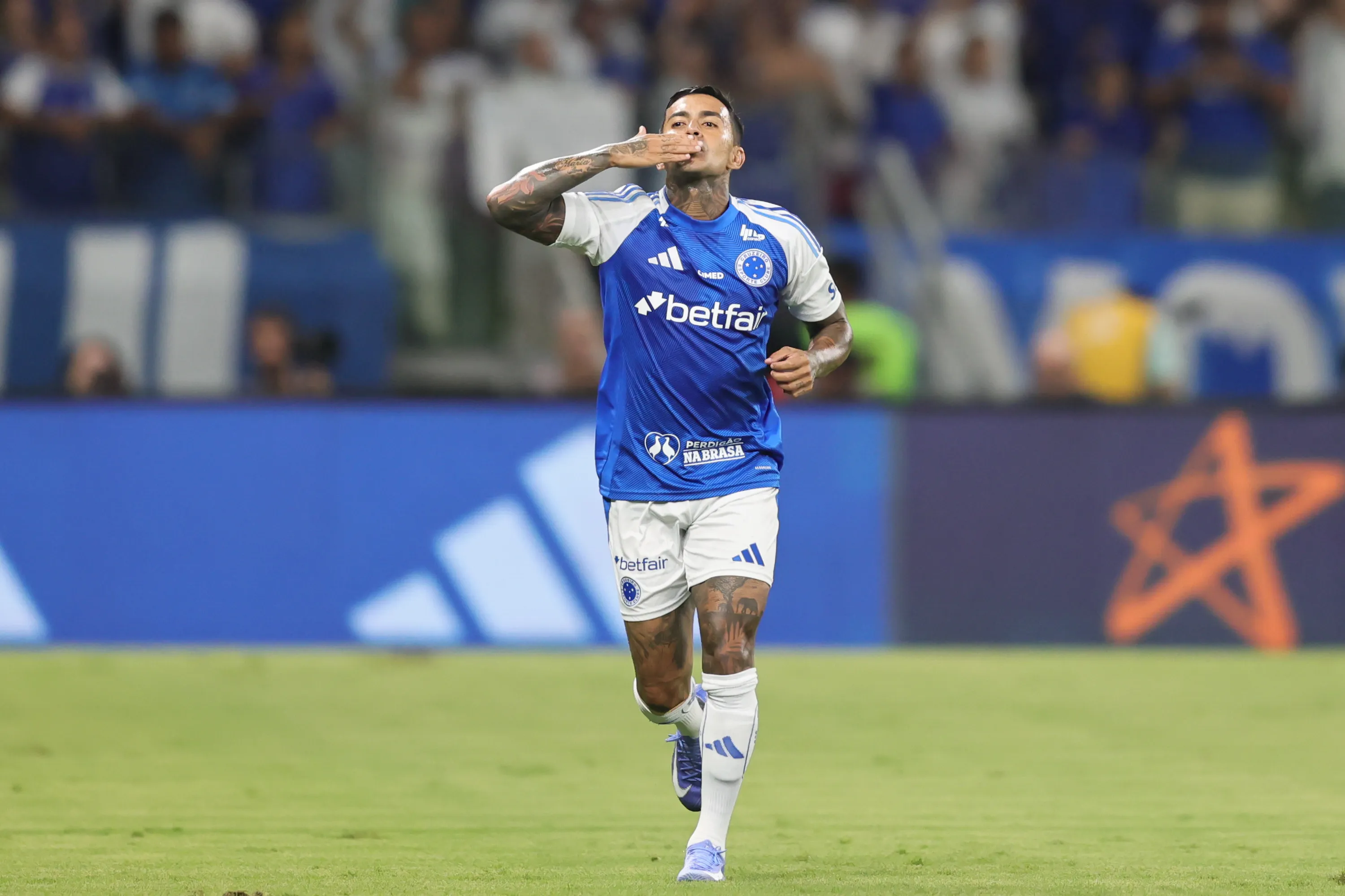 Dudu jogador do Cruzeiro comemora seu gol durante partida contra o Mirassol no estadio Mineirao pelo campeonato Brasileiro A 2025. Foto: Gilson Lobo/AGIF