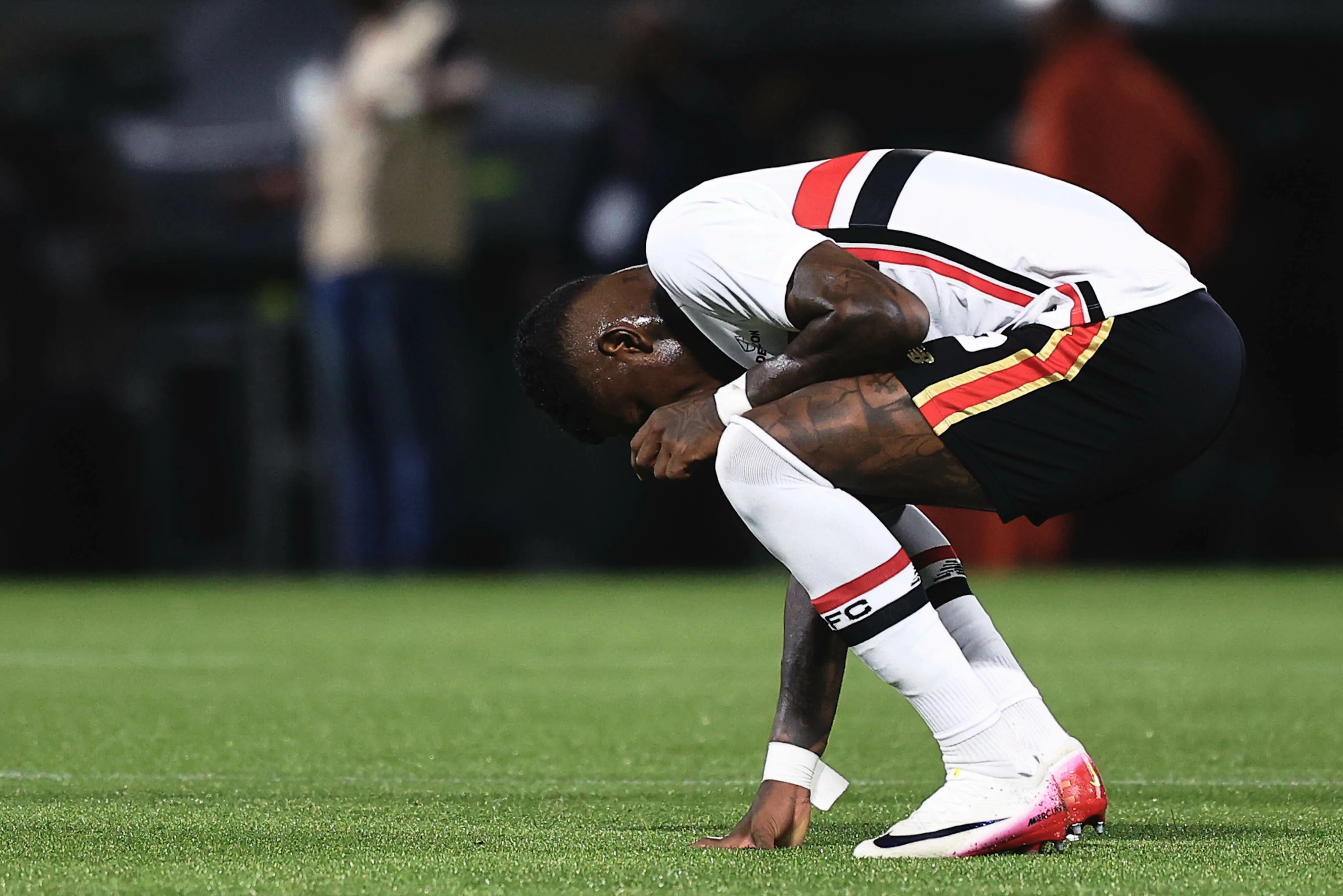 Arboleda jogador do Sao Paulo lamenta derrota ao final da partida contra o Palmeiras no estadio Arena Barueri pelo campeonato Paulista 2026. Foto: Ettore Chiereguini/AGIF