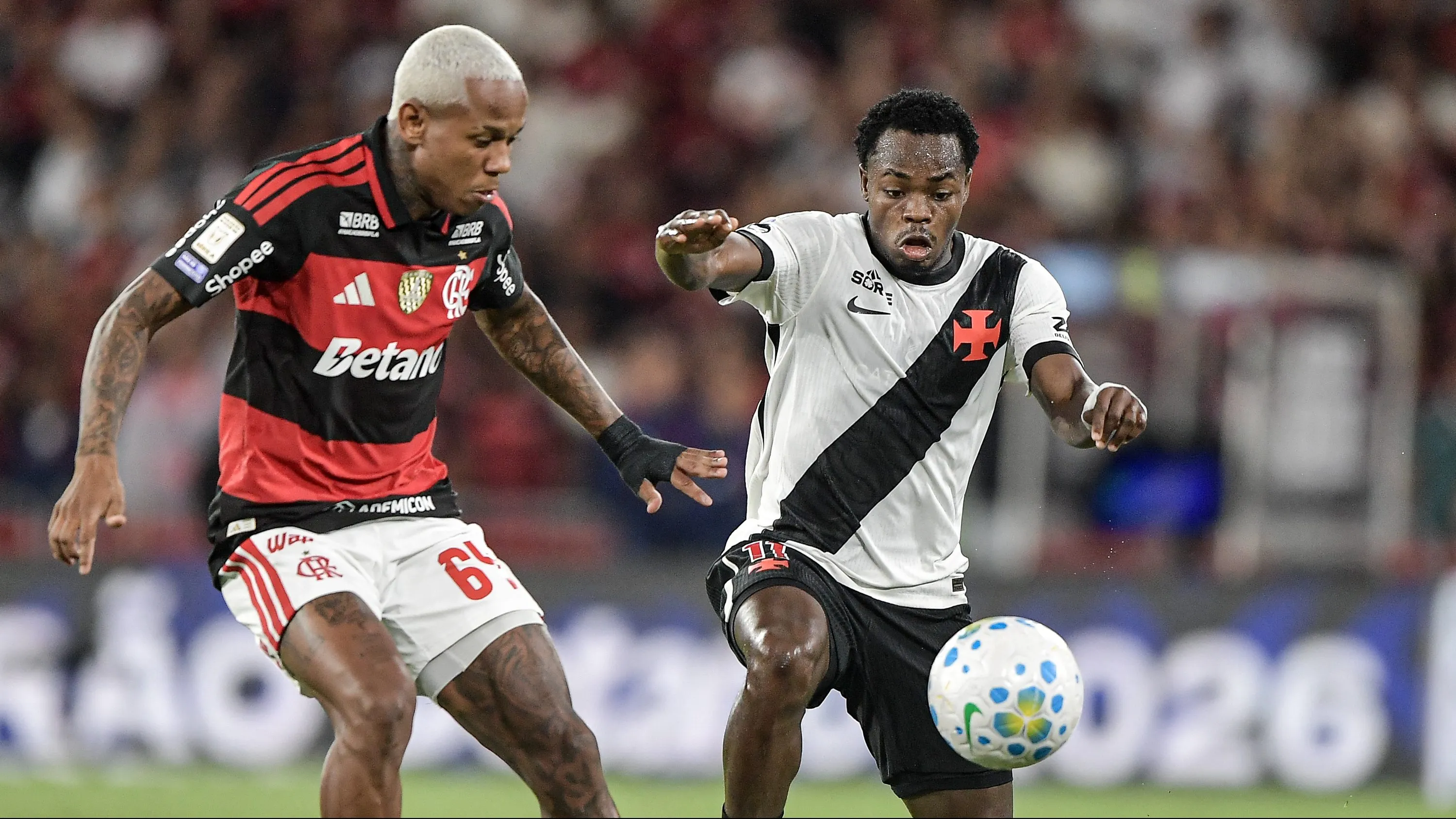 Andres Gomez jogador do Vasco durante partida contra o Flamengo no estadio Maracana pelo campeonato Brasileiro A 2026. Foto: Thiago Ribeiro/AGIF