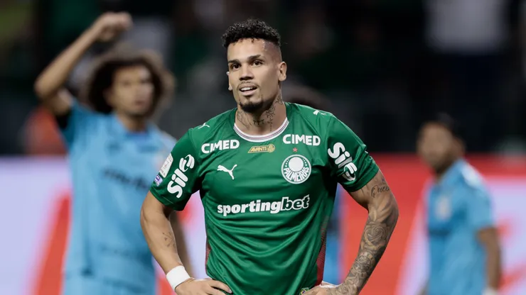 Paulinho no jogo que retornou aos gramados