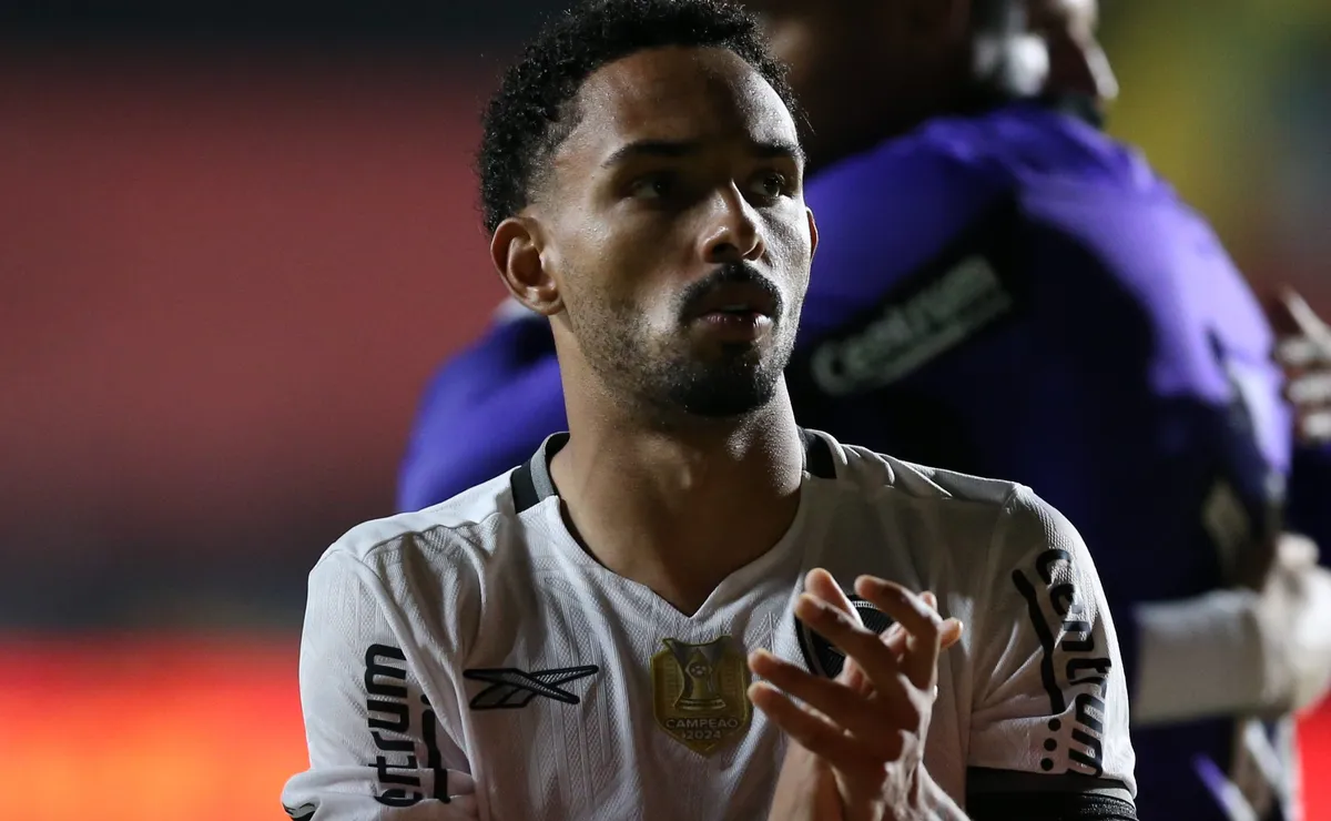 Vitinho se declara ao Botafogo e celebra marca de 100 jogos pelo clube