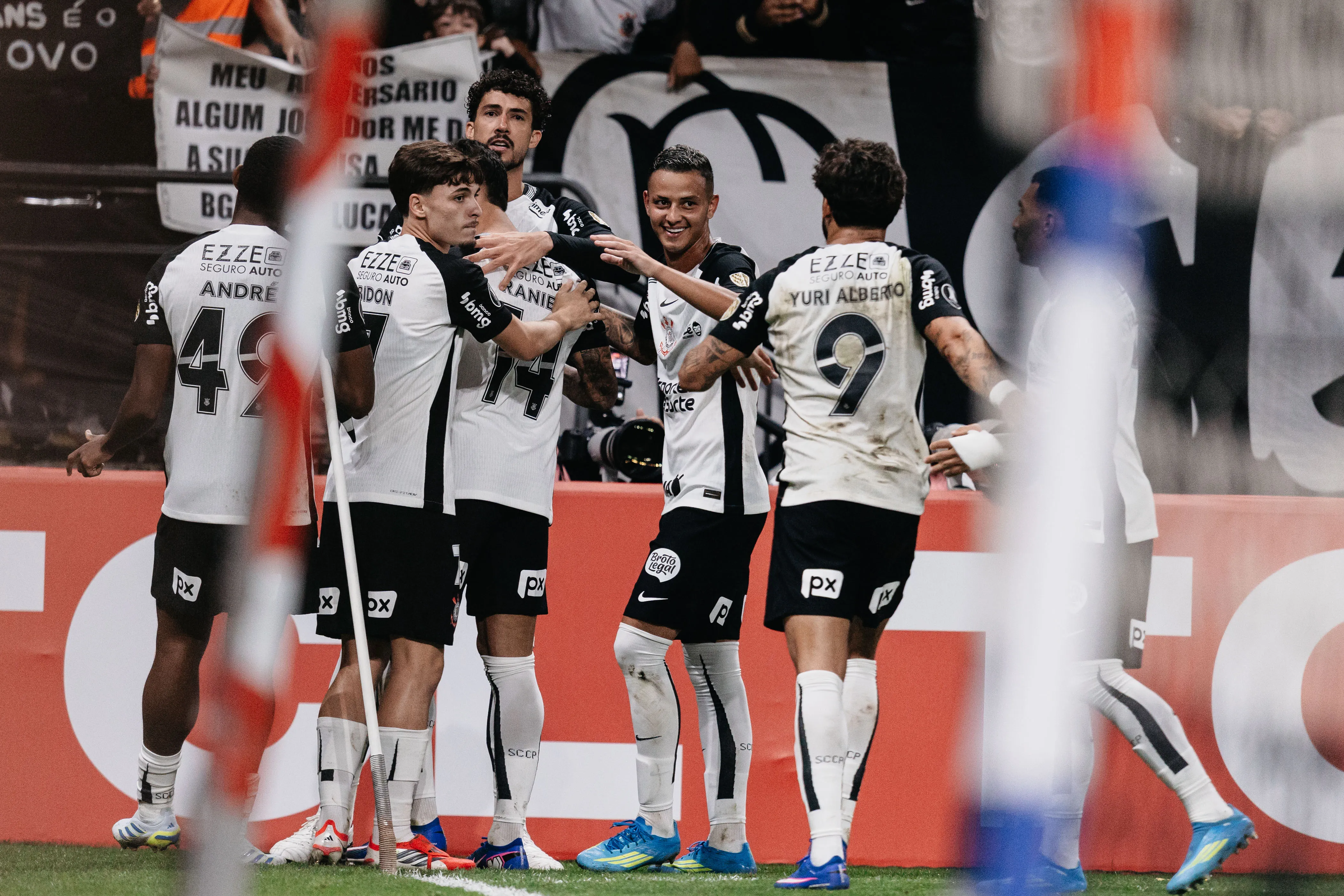 Raniele jogador do Corinthians comemora seu gol com jogadores do seu time durante partida contra o Santa Fe no estádio Arena Corinthians pelo campeonato Copa Libertadores 2026. Foto: Guilherme Veiga/RP FOTOPRESS/AGIF