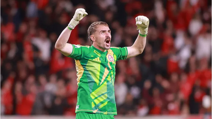 Anthoni goleiro do Internacional comemora gol de Alerrando durante partida contra o Fluminense no estadio Beira-Rio pelo campeonato Brasileiro A 2026. Foto: Maxi Franzoi/AGIF