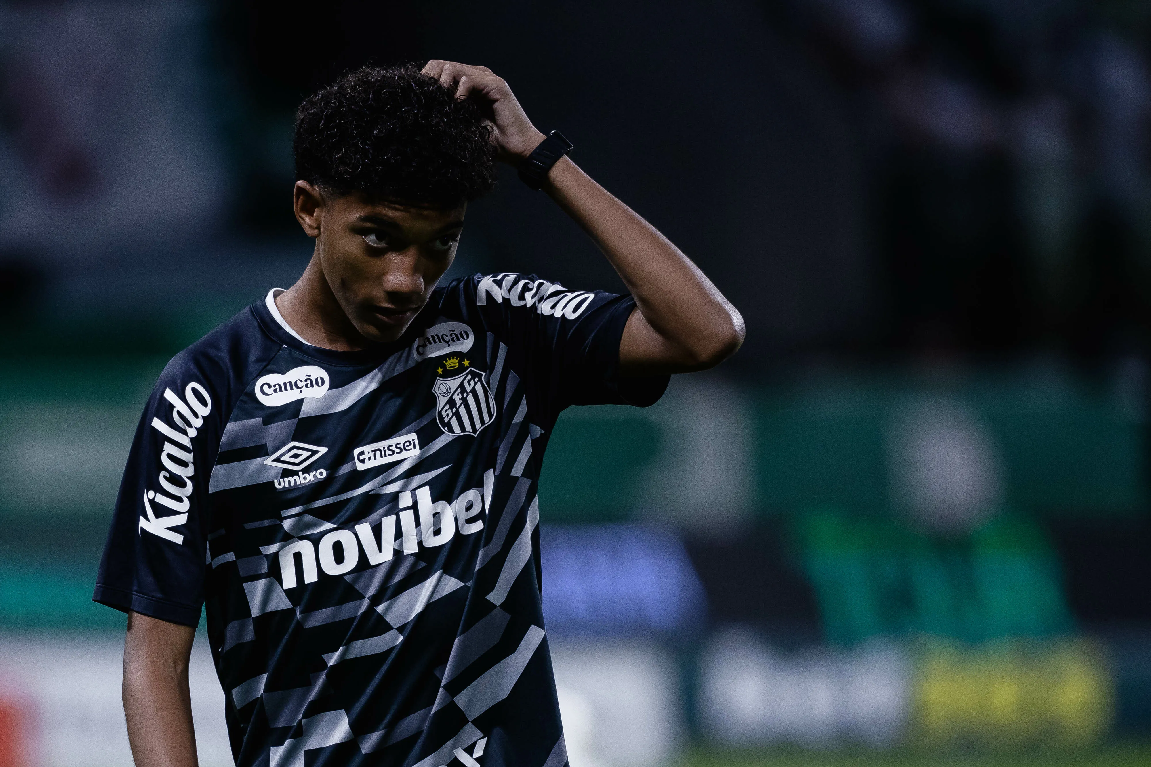 Robinho jr jogador do Santos durante aquecimento antes da partida contra o Palmeiras no estadio Arena Allianz Parque pelo campeonato Brasileiro A 2026. Foto: Ettore Chiereguini/AGIF