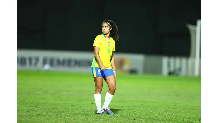 Carol Melo com a Amarelinha. Foto: Staff Images/CBF