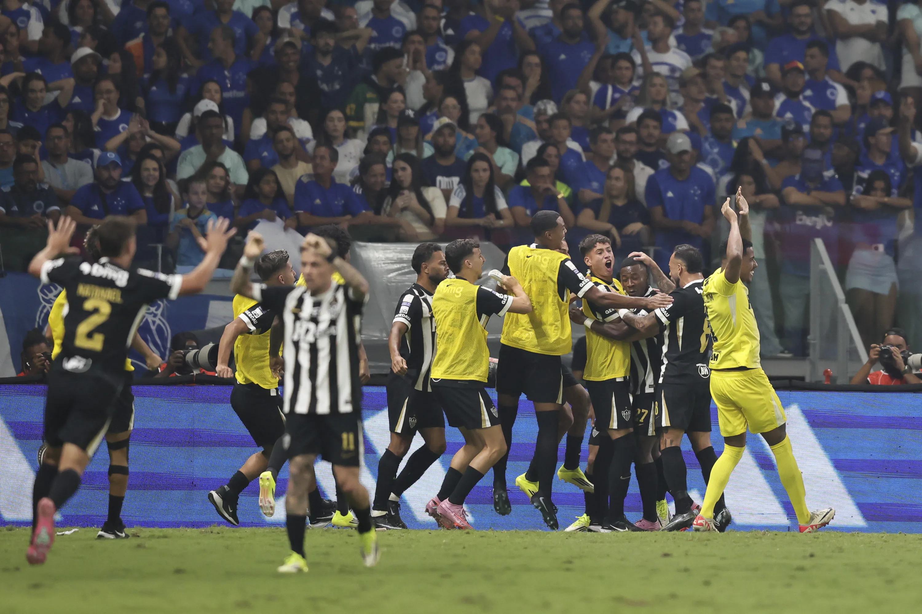 Minda jogador do Atletico-MG comemora seu gol durante partida contra o Cruzeiro no estadio Mineirao pelo campeonato Brasileiro A 2026. Foto: Gilson Lobo/AGIF