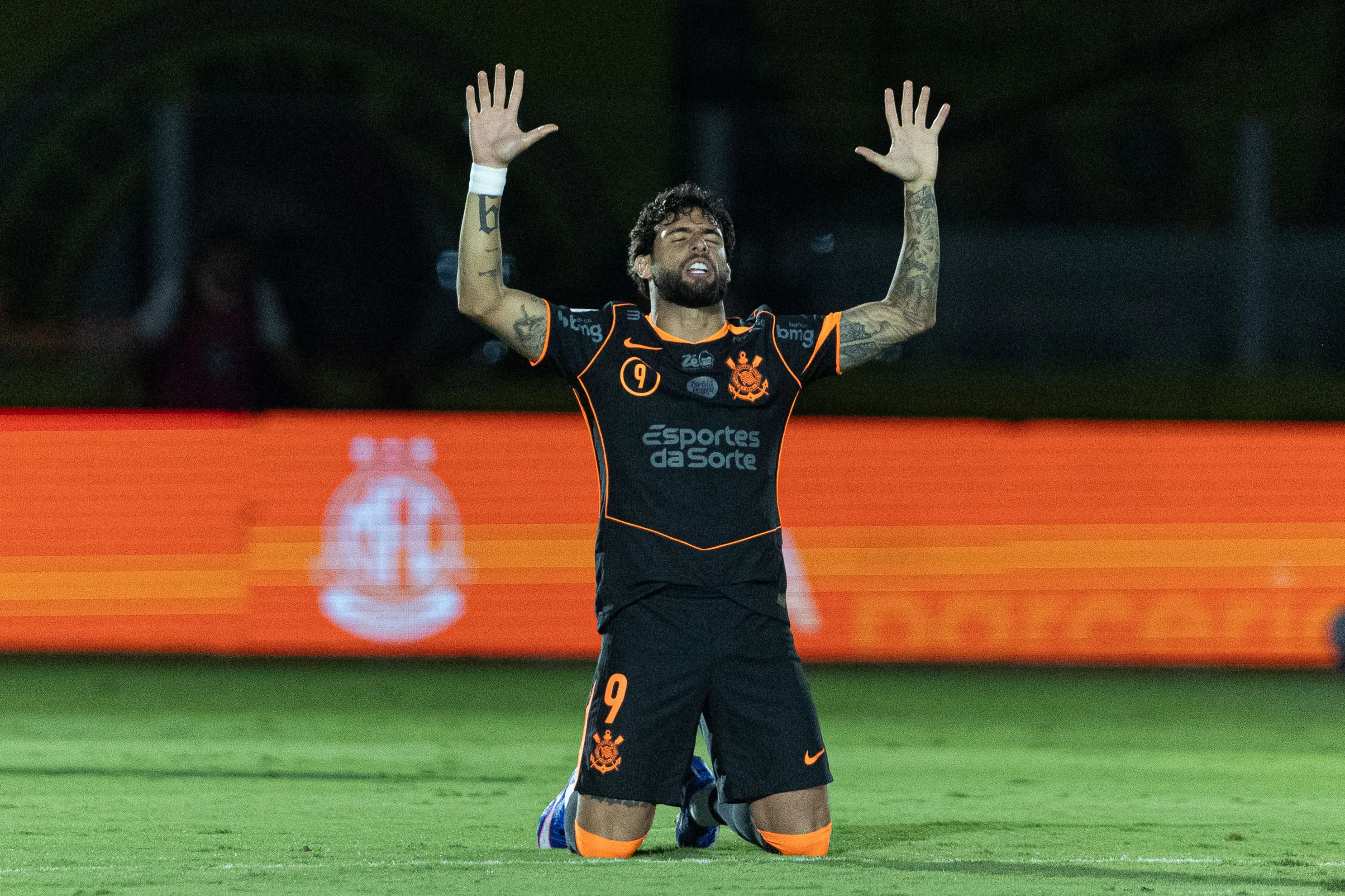 Yuri Alberto jogador do Corinthians reza antes do inicio da partida contra o Mirassol no estadio Jose Maria de Campos Maia pelo campeonato Brasileiro A 2026. Foto: Joisel Amaral/AGIF