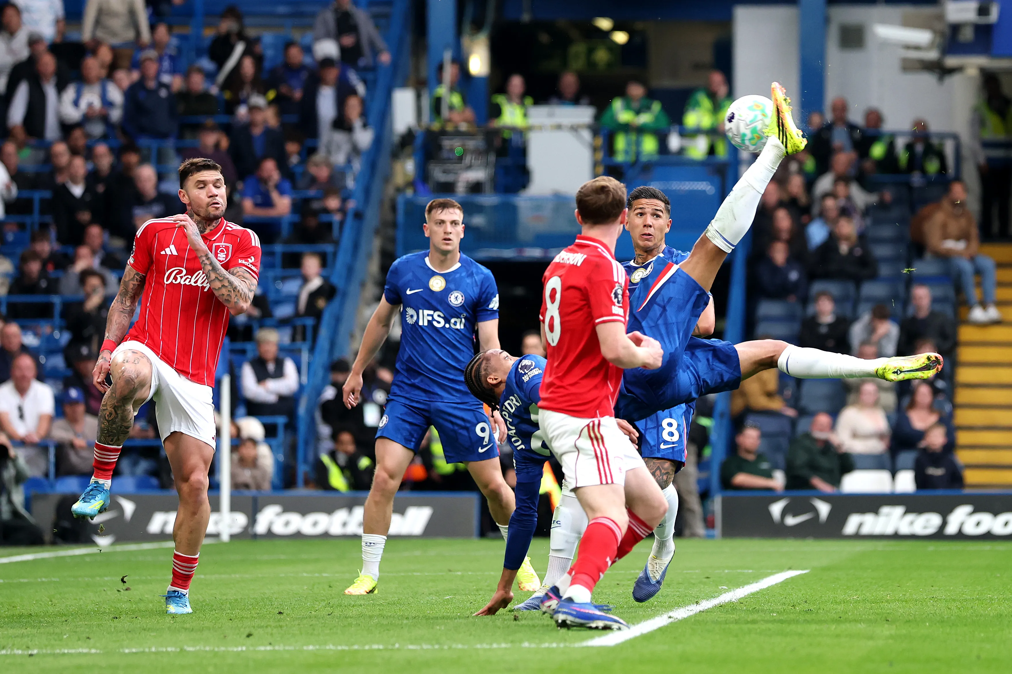 João Pedro marca de bicicleta contra o Nottingham. Foto: Alex Pantling/Getty Images.