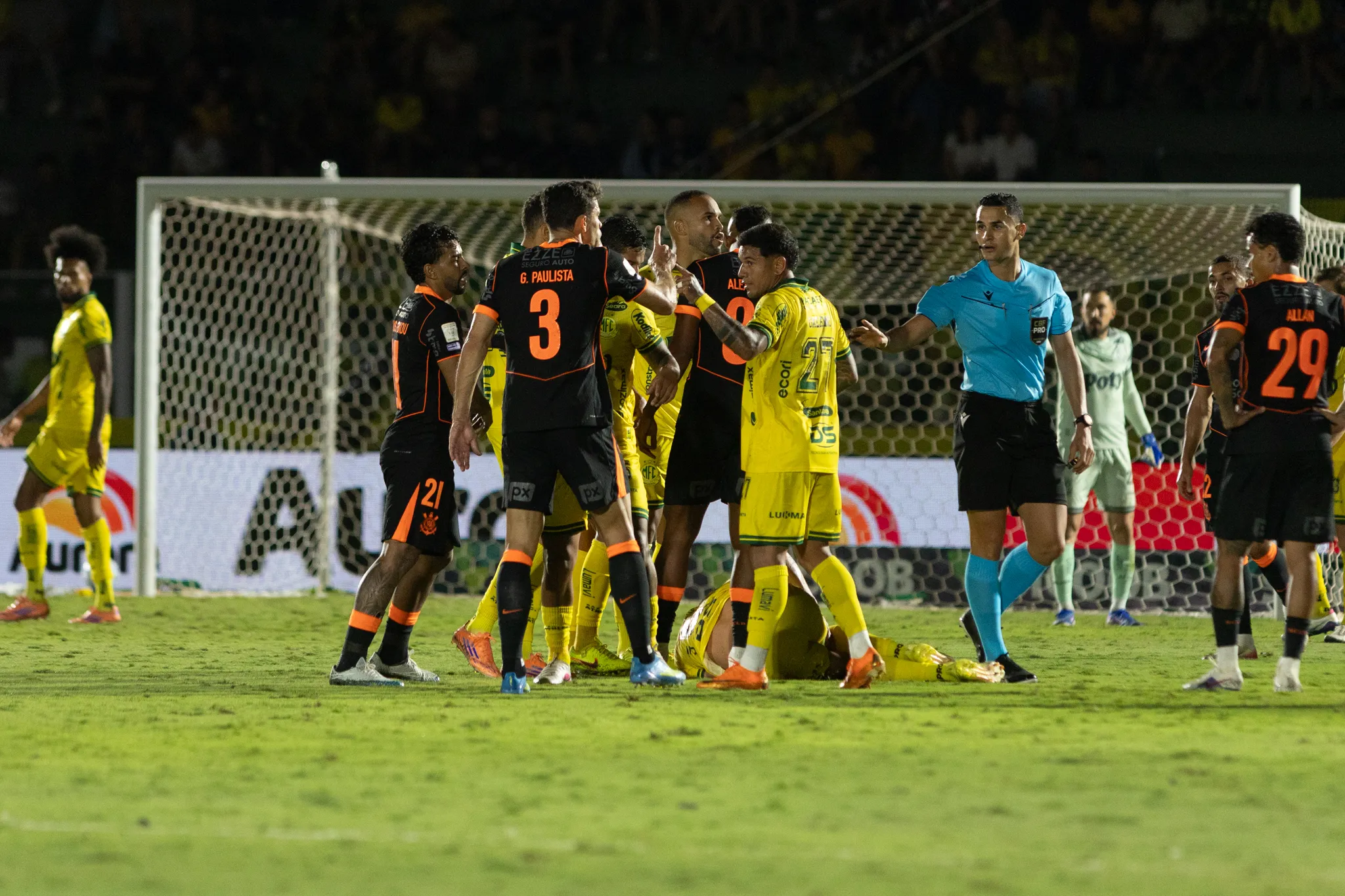 Gabriel Paulista  jogador do Corinthians reclama com a arbitragem durante partida contra o Mirassol. Foto: HUGO NEVES /RP FOTOPRESS/AGIF