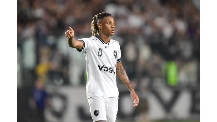 Danilo durante jogo pelo Botafogo. Foto: Thiago Ribeiro/AGIF