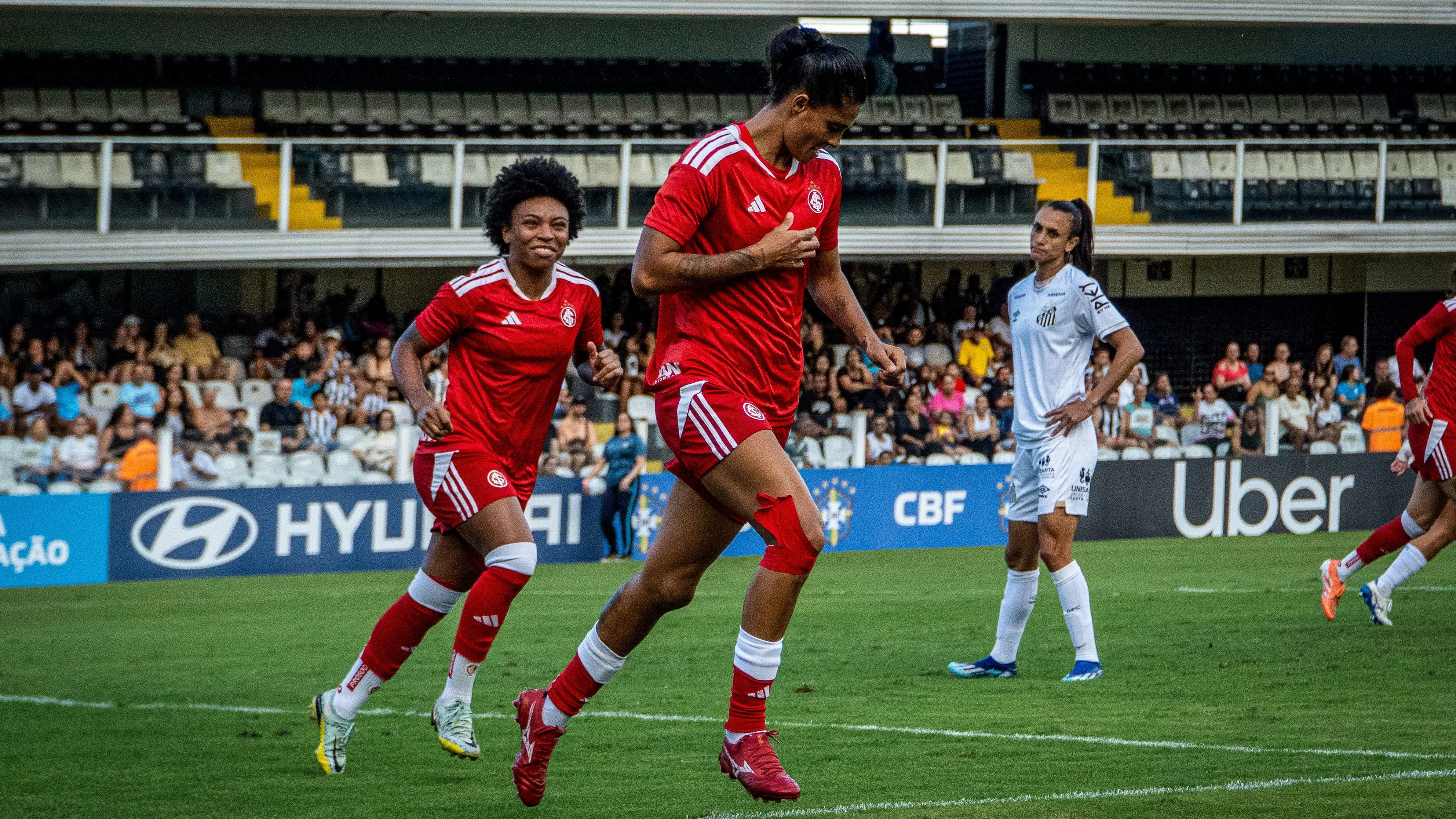 Jogadoras do Internacional celebram gol sobre o Santos