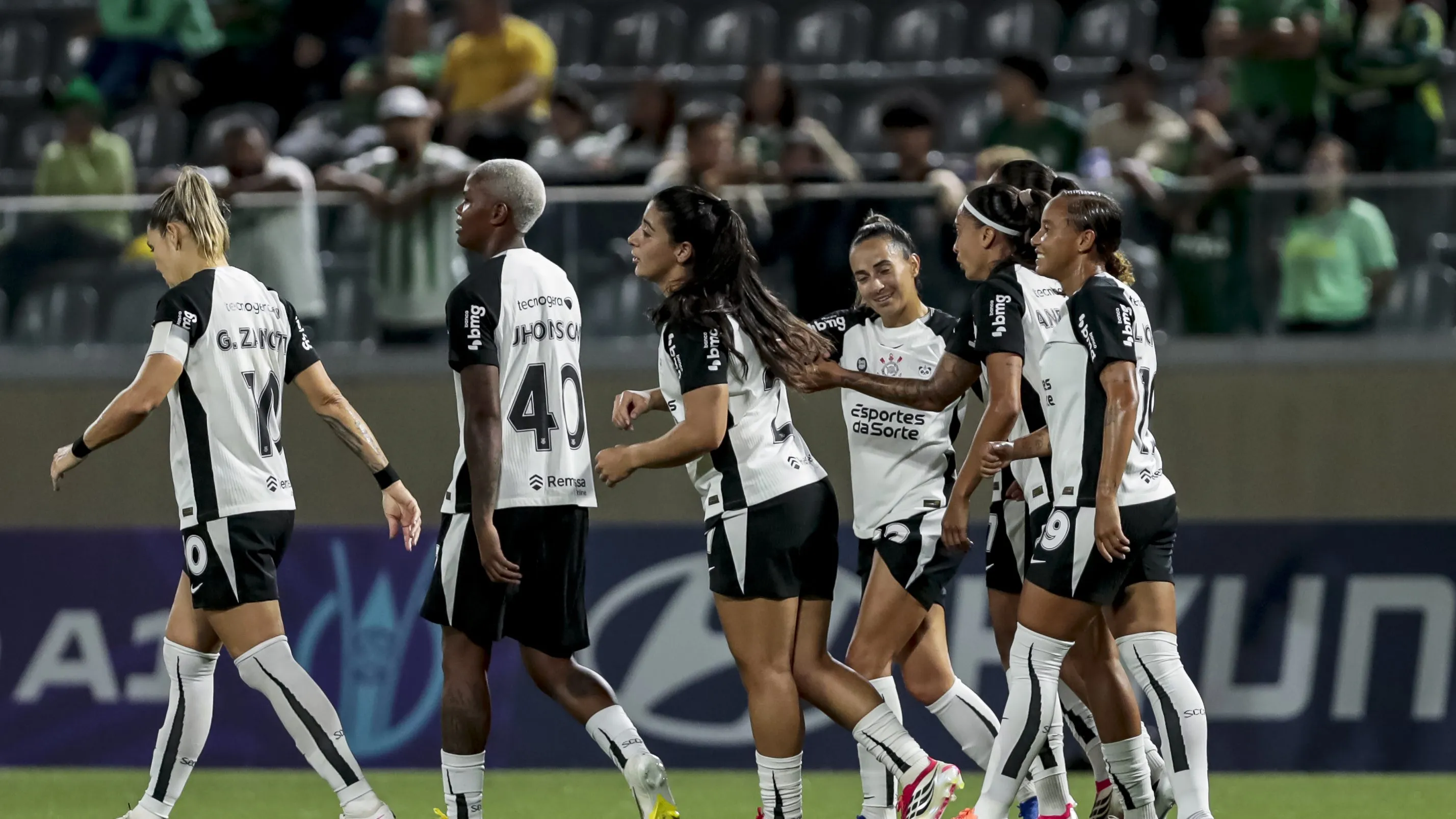 Time feminino do Corinthians em campo
