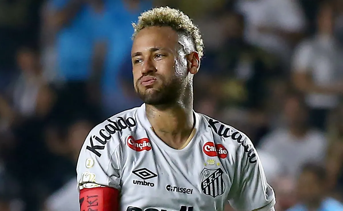Ancelotti barra Neymar após agressão e define futuro do craque na Seleção