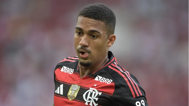 Samuel Lino,atacante do Flamengo, falou sobre as polêmicas envolvendo a rivalidade com o Verdão - Foto: Thiago Ribeiro/AGIF