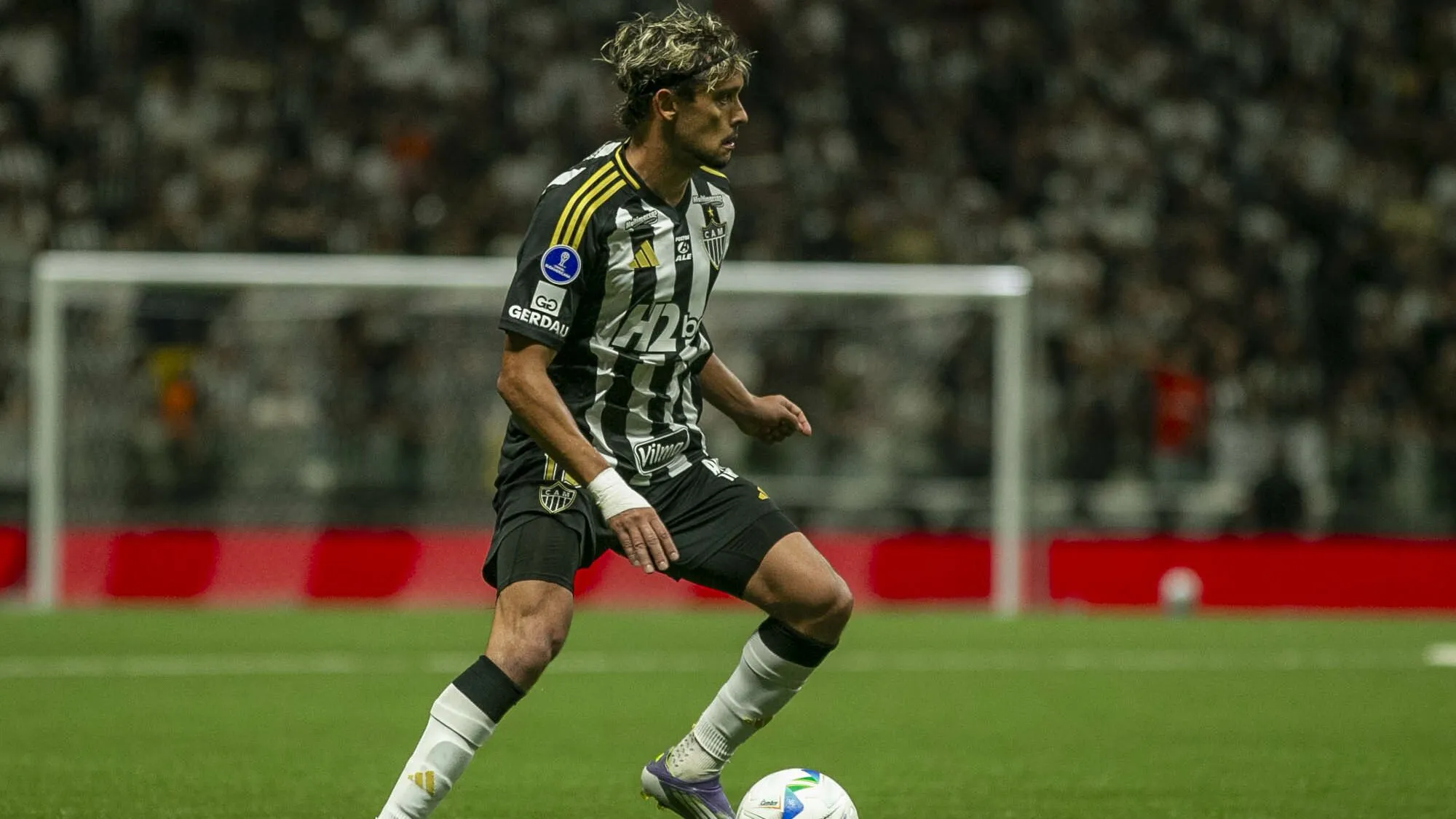 Scarpa em ação pelo Galo – Foto: Fernando Moreno/AGIF
