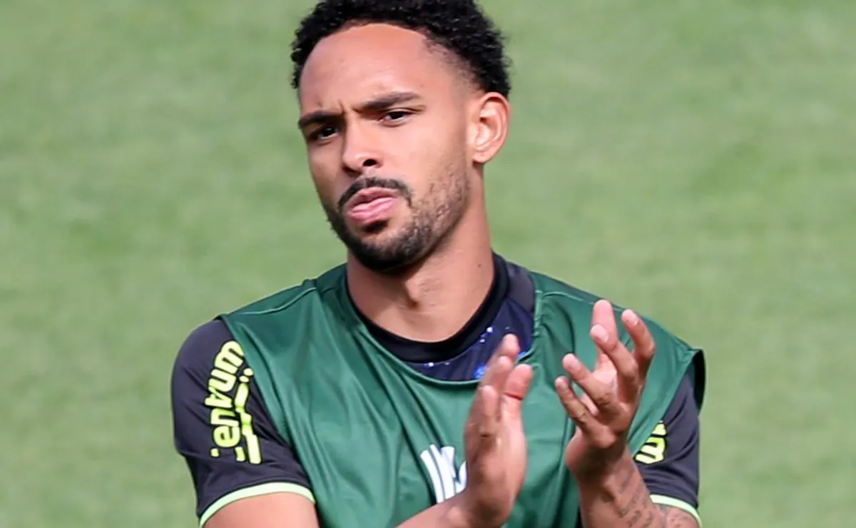 Vitinho volta a receber consultas e pode deixar o Botafogo após a Copa