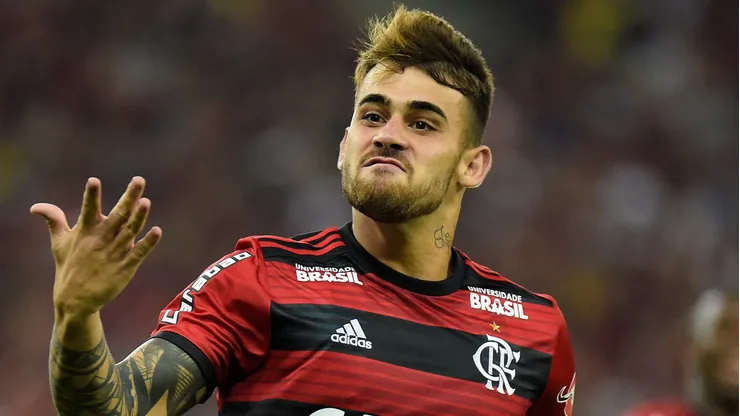 Felipe Vizeu, hoje no Sporting Cristal, foi formado na base do Flamengo - Foto: Thiago Ribeiro/AGIF