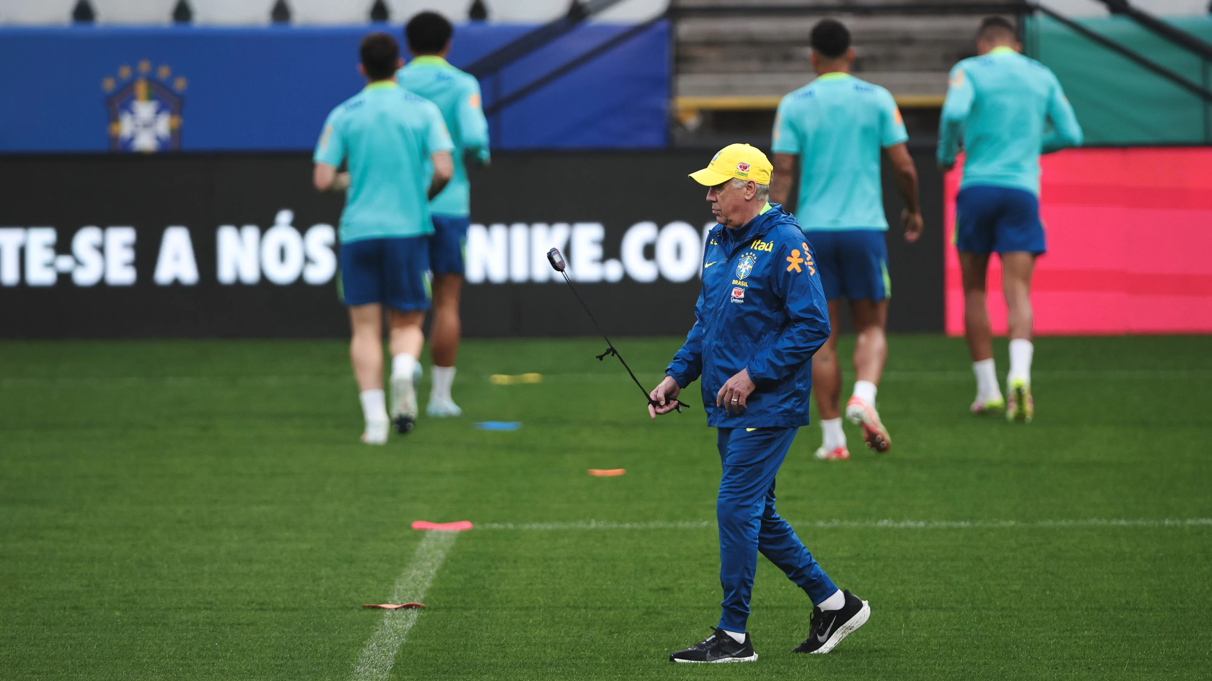 Carlo Ancelotti ainda tem dúvida sobre os convocados - Foto: Ettore Chiereguini/AGIF.