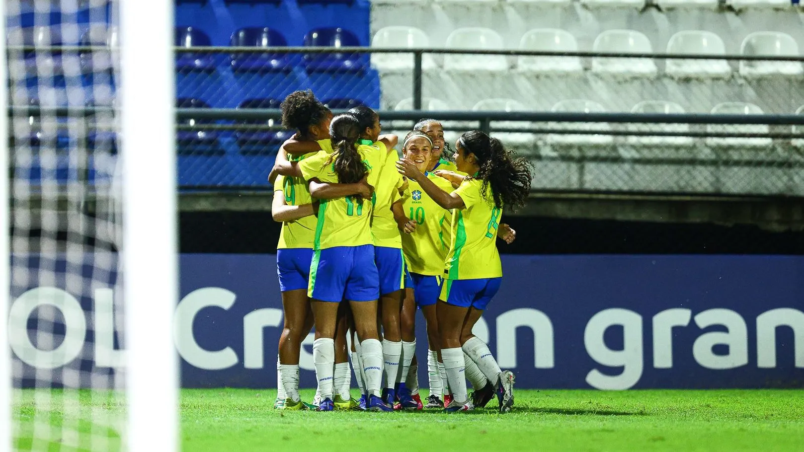 Seleção Brasileira comemora gol contra a Venezuela no Sul-Americano Feminino Sub-17