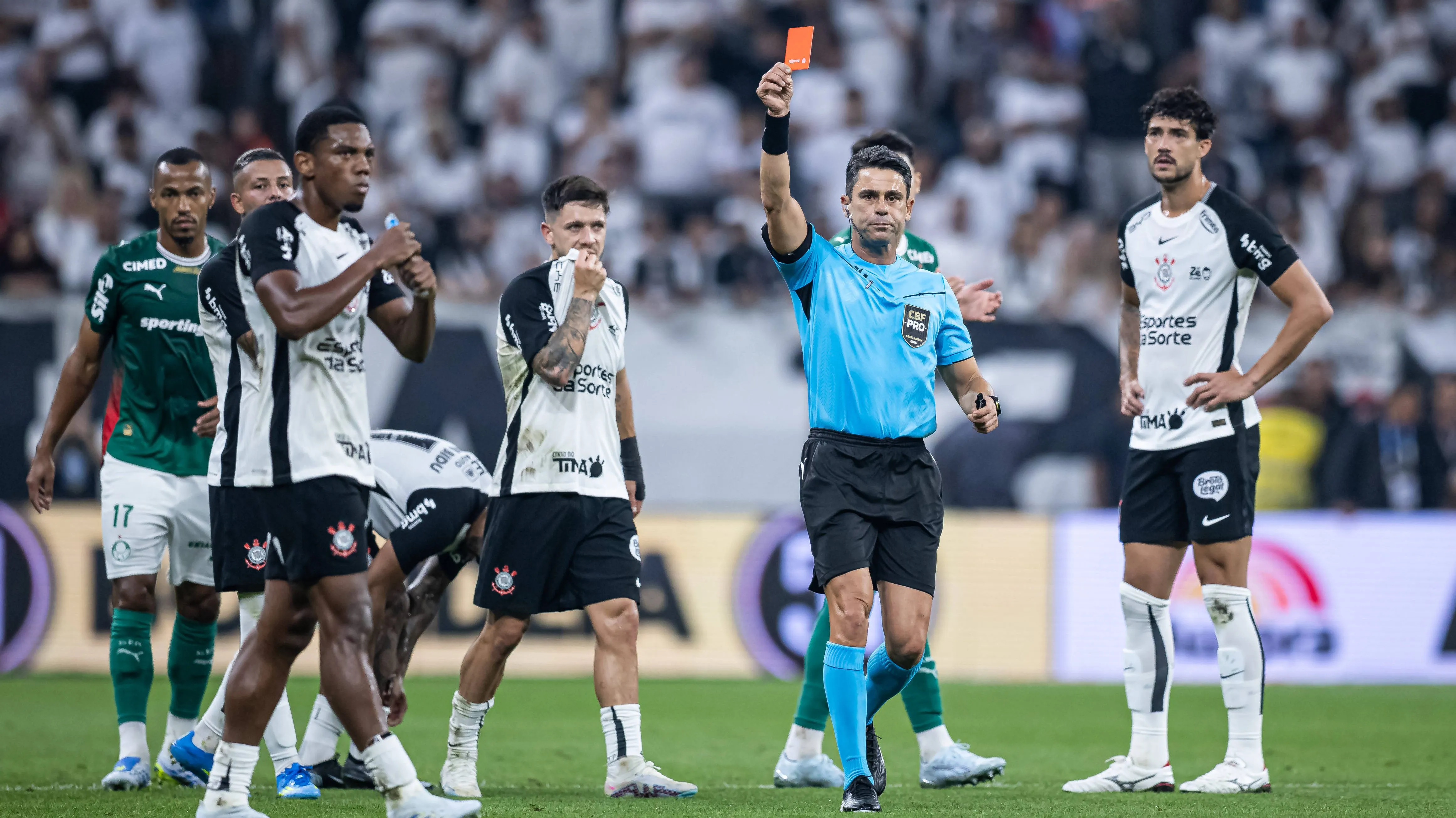André sendo expulso. Foto: Jhony Inácio/IMAGO/O Jogo Photo Press