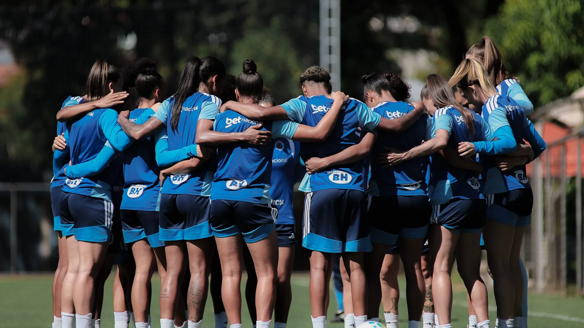 Time feminino do Cruzeiro se reúne em treino