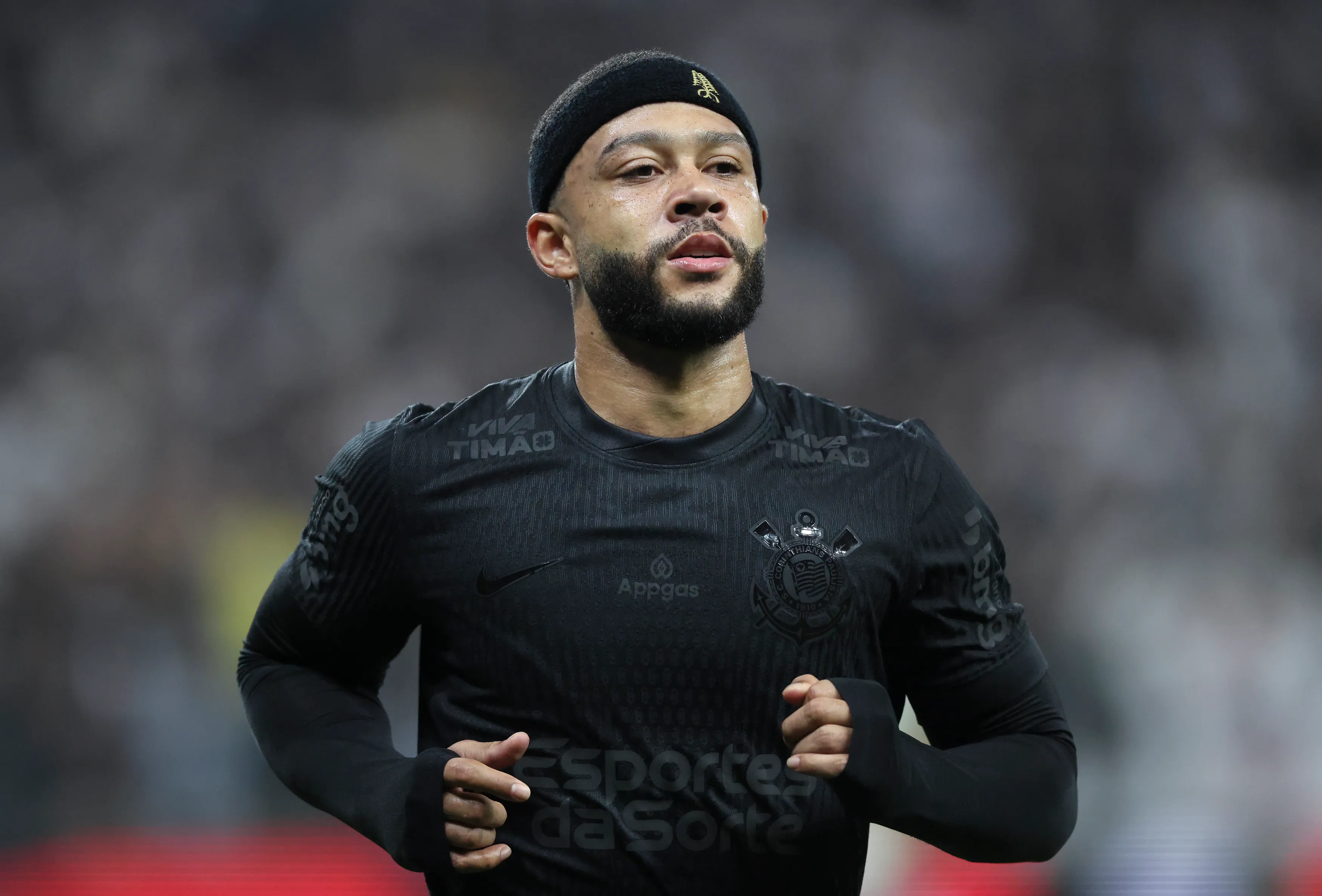 Memphis Depay acenou positivamente para reduzir vencimentos e Corinthians está fechando com empresas para bancar operação – Foto: Alexandre Schneider/Getty Images
