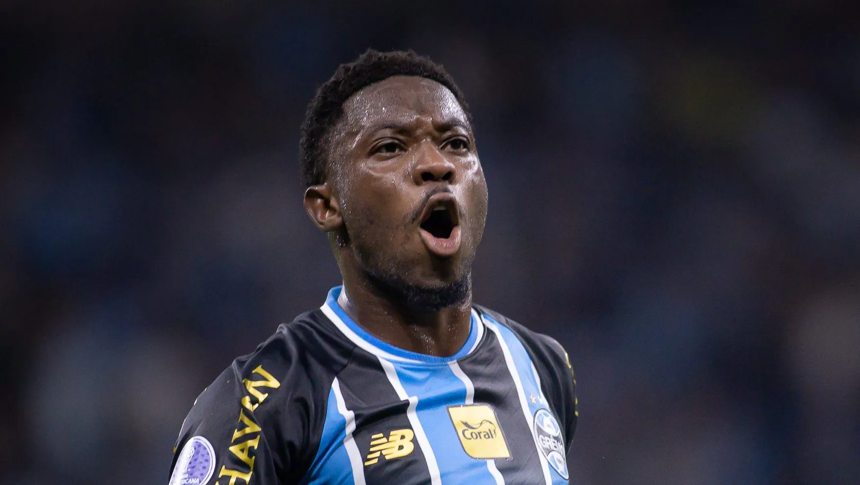 Francis Amuzu jogador do Gremio comemora seu gol durante partida contra o Deportivo Riestra no estadio Arena do Gremio pelo campeonato Copa Sul-Americana 2026. Foto: Maxi Franzoi/AGIF