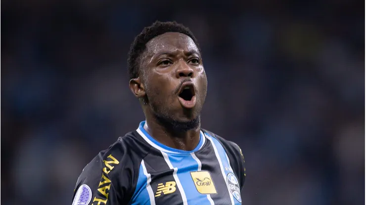 Francis Amuzu jogador do Gremio comemora seu gol durante partida contra o Deportivo Riestra no estadio Arena do Gremio pelo campeonato Copa Sul-Americana 2026. Foto: Maxi Franzoi/AGIF