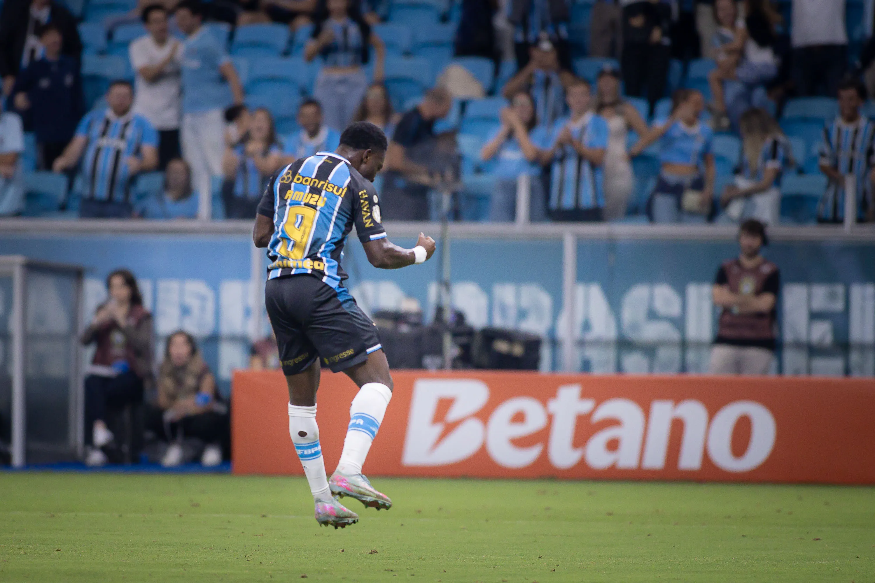 Francis Amuzu jogador do Gremio comemora seu gol durante partida contra o Confianca no estadio Arena do Gremio pelo campeonato Copa Do Brasil 2026. Foto: Maxi Franzoi/AGIF