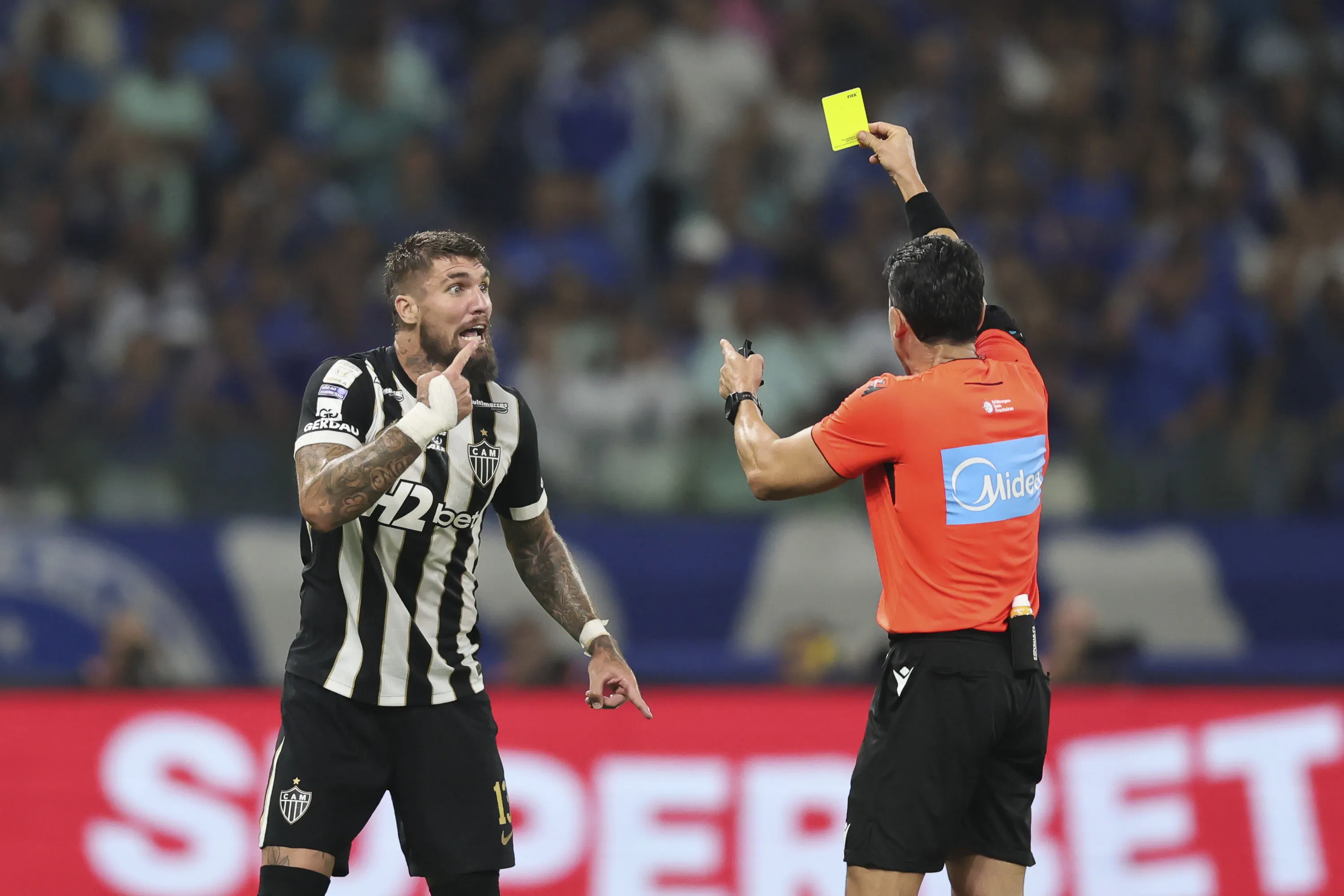 MG – BELO HORIZONTE – 02/05/2026 – BRASILEIRO A 2026, CRUZEIRO X ATLETICO-MG – Lyanco jogador do Atletico-MG recebe cartao amarelo do arbitro durante partida contra o Cruzeiro no estadio Mineirao pelo campeonato Brasileiro A 2026. Foto: Gilson Lobo/AGIF