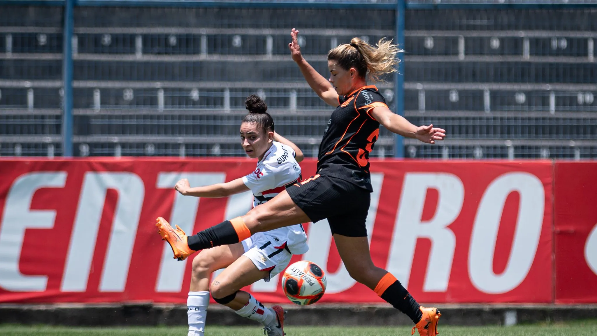 Tamires, lateral do Corinthians, em lance contra o São Paulo