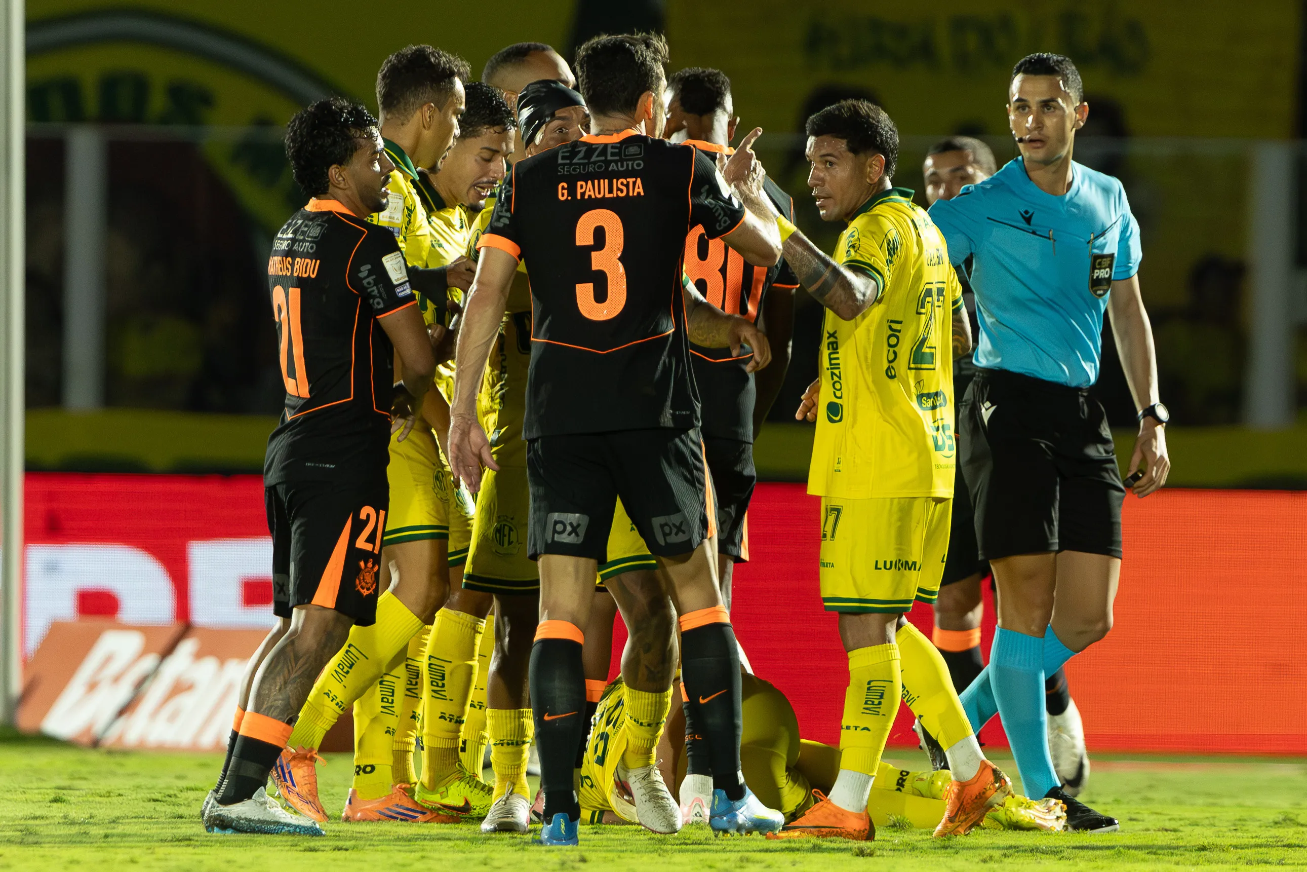 Antonio Galeano jogador do Mirassol discute com jogador Gabriel Paulista do Corinthians durante partida no estadio Jose Maria de Campos Maia pelo campeonato Brasileiro A 2026. Foto: Joisel Amaral/AGIF