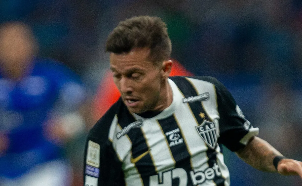 Bernard vem sendo bastante acionado neste início de jogo, mas adversário tem gol anulado após pressão