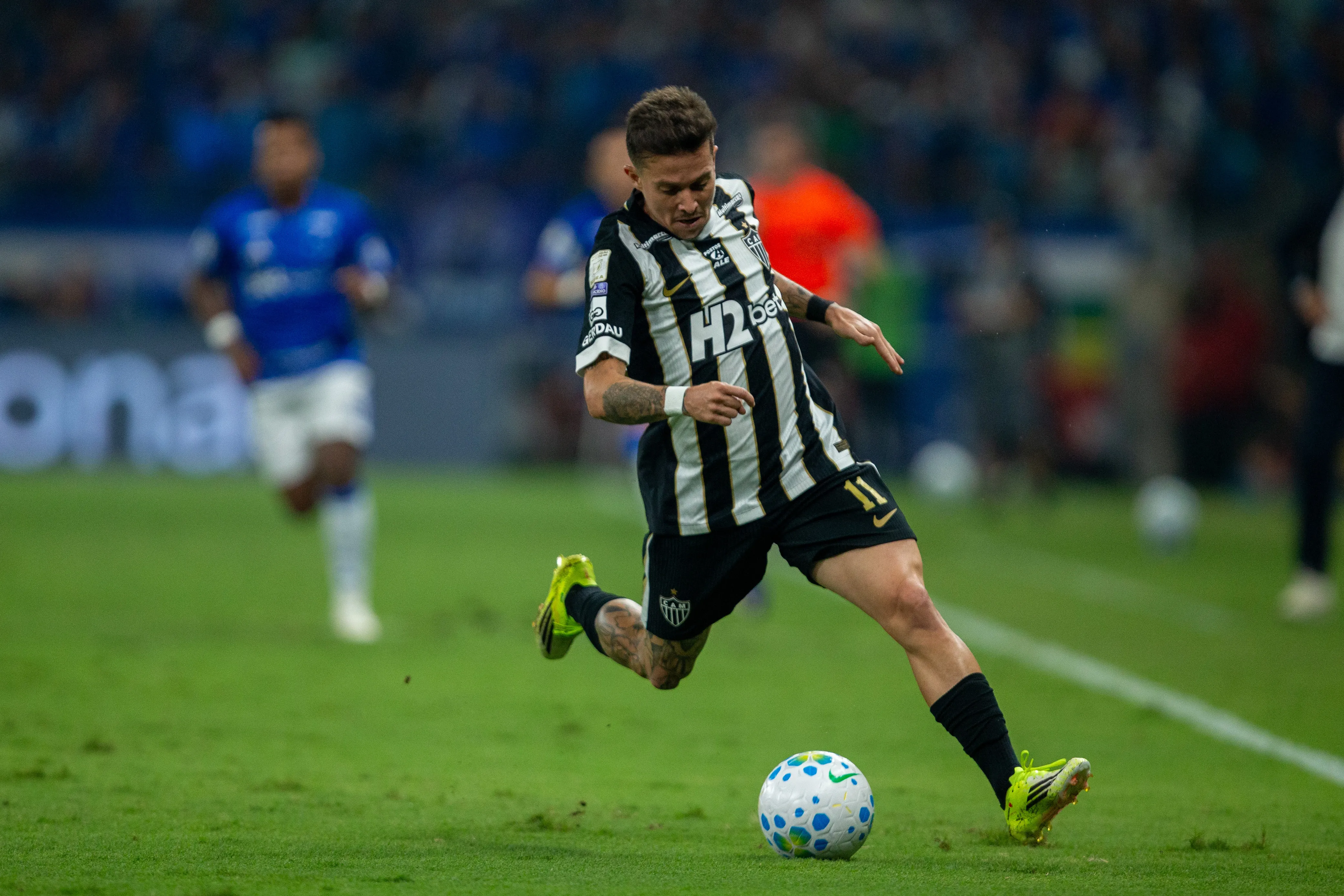 Bernard jogador do Cruzeiro durante partida contra o Atletico-MG no estadio Mineirao pelo campeonato Brasileiro A 2026. Foto: Fernando Moreno/AGIF
