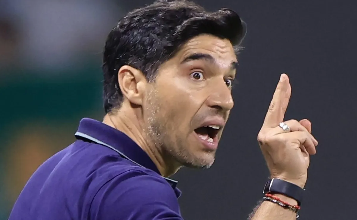 Abel Ferreira se irrita em Sporting Cristal x Palmeiras e mostra o dedo do meio