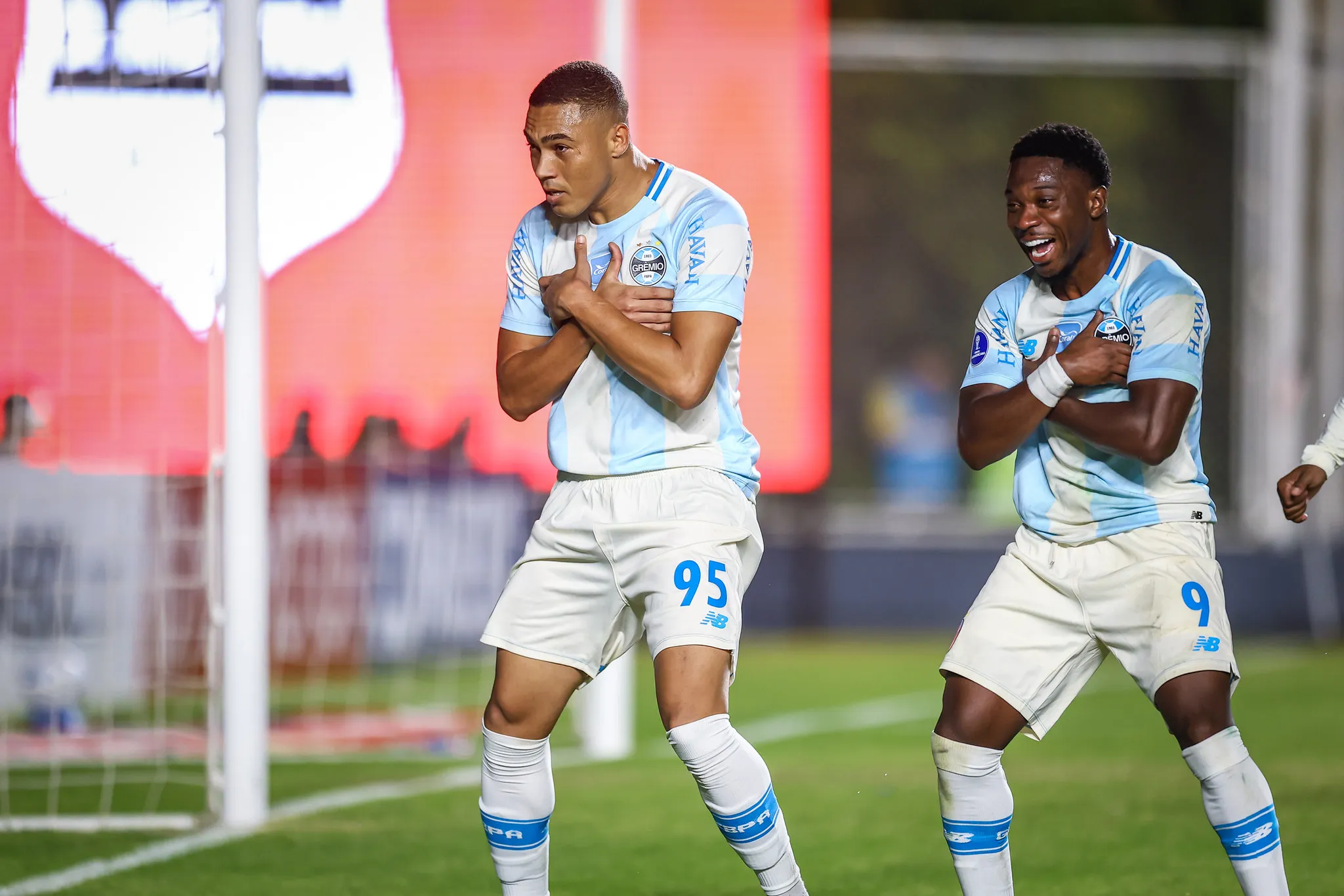 Carlos Vinicius e Amuzu retornam com gols em vitória na Argentina – Foto: Lucas Uebel/Grêmio FBPA