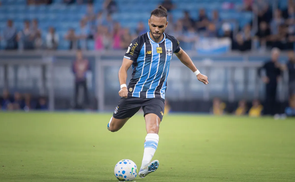 Braithwaite e Carlos Vinícius cobram elenco após derrota do Grêmio e mostram liderança