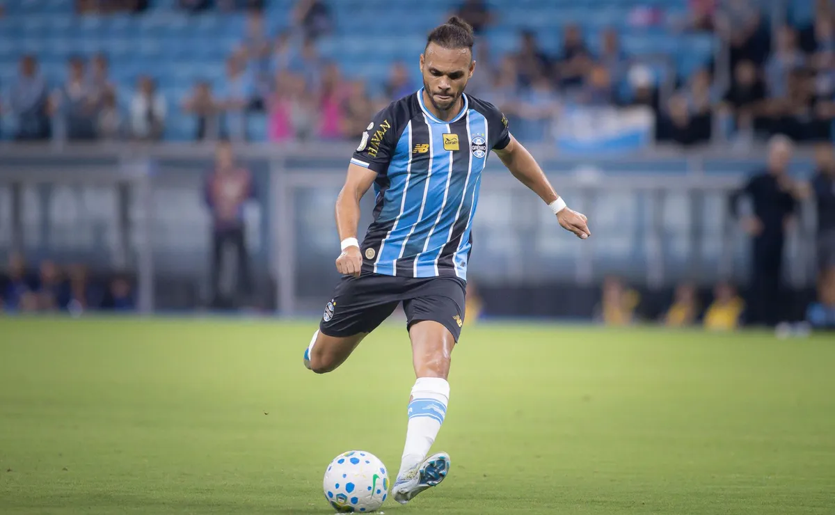 Braithwaite marca de pênalti e Grêmio amplia vantagem contra o Confiança