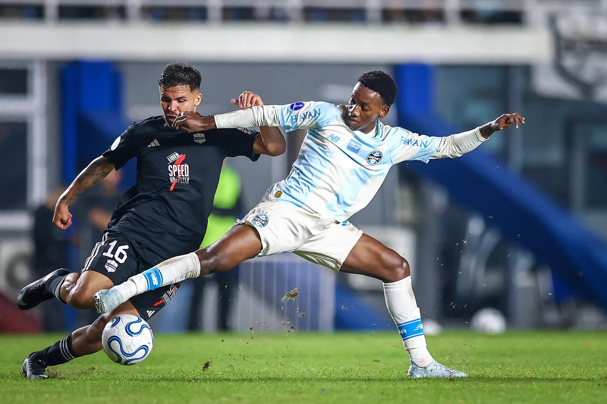 Gabriel Mec foi um dos destaques da vitória fora de casa – Foto: Lucas Uebel/Grêmio FBPA